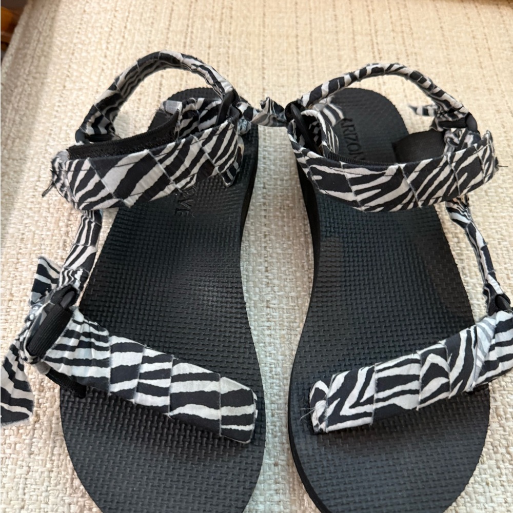 Arizona Love Black and White Patterned Sandals